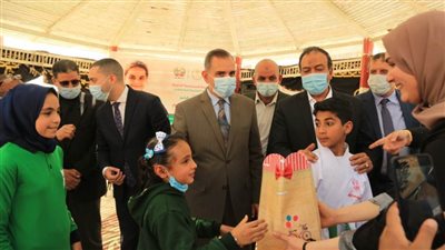 محافظ كفر الشيخ يكرم الأيتام ويشيد بمنتجات التعليم المجتمعي والمشاركة المجتمعية