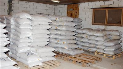 ضبط 11 طن أعلاف دواجن مجهولة المصدر بمخزن قبل بيعها في سوهاج