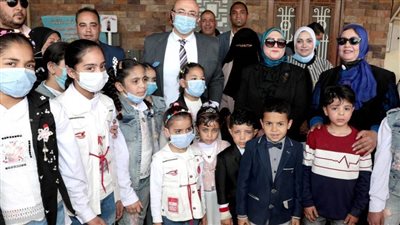 محافظ بني سويف يشارك الأطفال فرحتهم في احتفالية يوم اليتيم