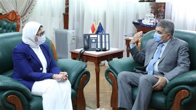 لقاء وزيرة الصحة ورئيس هيئة قناة السويس لتطعيم العاملين بلقاح كورونا 