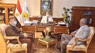 محافظ أسيوط يناقش مع مسؤولي الري الموقف التنفيذي لتبطين وتأهيل الترع بقرى المحافظة