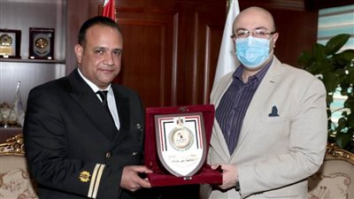 محافظ بني سويف يُكرًم القبطان 