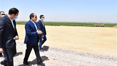 عاجل| الرئيس السيسي يتفقد مشروع 