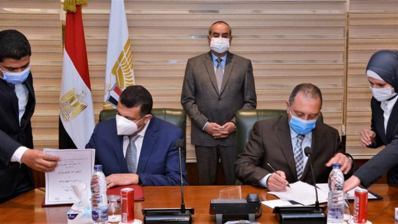 اثناء توقيع الأتفاق