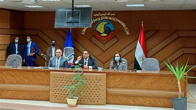 محافظ البحيرة يلتقي بعمد ومشايخ قرى المبادرة الرئاسية 