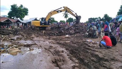 الأرض تبتلع ١١٩ شخصا وعشرات المفقودين في إندونيسيا 