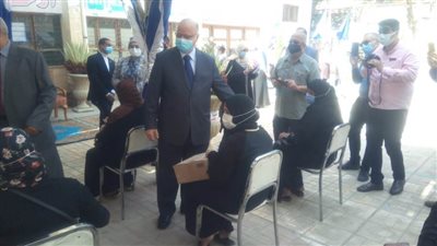 حياة كريمة توفر مواد تموينية وسلعا للأكثر احتياجاً