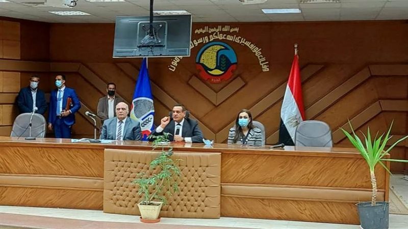 محافظ البحيرة يلتقى