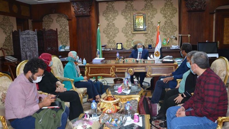 محافظ المنيا مع وفد