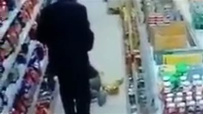 طالبه بإبعاد سيارته فصفعه.. شخص يتعدى على طفل بالمنصورة