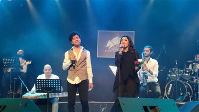 محمد فهيم يشارك أمينة حسن الغناء في حفلها بساقية الصاوي (صور)