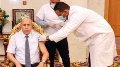 الرئيس الموريتاني يتلقى الجرعة الأولى من لقاح كورونا