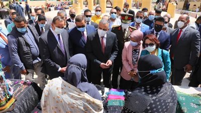 بالتزامن مع الذكرى 222 للعيد القومي.. محافظ سوهاج يفتتح معرض الحرف التراثية
