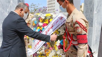 محافظ سوهاج يضع إكليل الزهورعلى النصب التذكاري لشهداء المحافظة