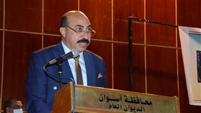 محافظ أسوان يوجه بضرورة الإسراع بمعدلات تنفيذ المشروعات لتطوير الريف المصري