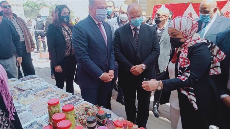 محافظ القاهرة يستمع