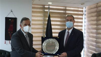 سفير فلسطين في مصر يمنح درع تكريم للدكتور حسام طوقان 