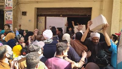 ترسيخا للوحدة الوطنية.. مسيحي يهدي أهالي العمرانية 2000 كرتونة رمضانية.. (صور)