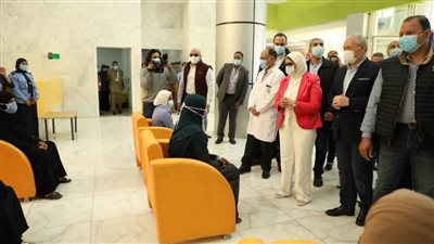 وزيرة الصحة توجه بصرف مكافأة شهر للعاملين بمستشفى العديسات المركزي