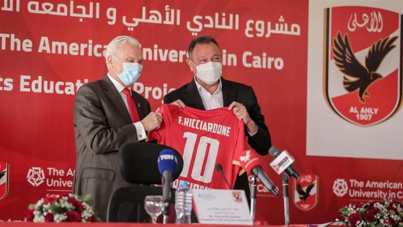 الخطيب يهدي قميص