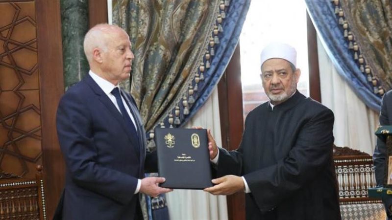 الإمام الأكبر يهدي