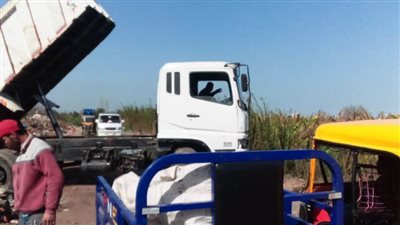 سيارات مجلس المدينة تلقي القمامة بطريق 