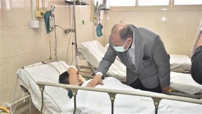 محافظ أسيوط يطمئن على مصابى حادث تصادم طريق البحر الأحمر