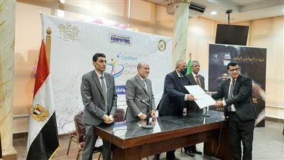 نقيب التجاريين يسلم شهادات المواطن الرقمي للدارسين