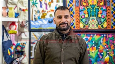 سفير التضامن.. كريم خلف فنان الخيامية.. أحد عارضي معرض 