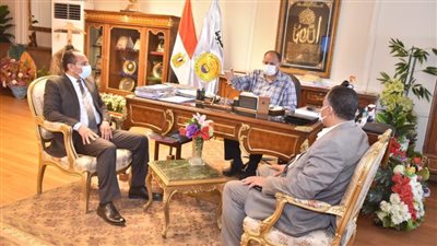 محافظ أسيوط يلتقي مسؤولي مشروع الرصف للتأكيد على متابعة الأعمال 