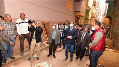 بعد انهيار منزل.. لجنة هندسية لمعاينة عقارات عزبة 
