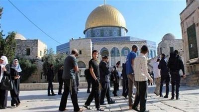 عشرات المستوطنين المتطرفين يقتحمون المسجد الأقصي الشريف