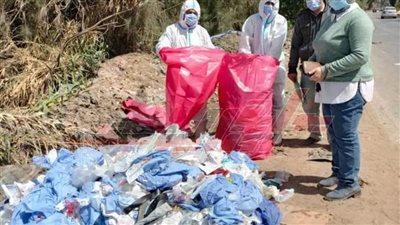 مستشفي خاص يلقي نفايات طبية في الطريق العام بـ