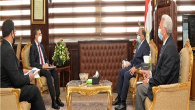 وزير التنمية المحلية يبحث مع سفير الهند بالقاهرة مجالات التعاون بين الجانبين