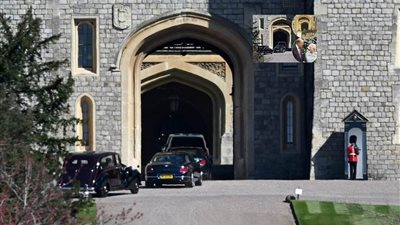 عاجل| وصول المشيعين الملكيين لحضور جنازة فيليب.. تفاصيل رحلة النعش الأخيرة (صور)