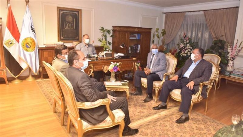 محافظ أسيوط يلتقى