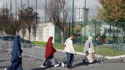 فرنسا.. احتجاج العشرات ضد مشروع بناء مدرسة إسلامية 