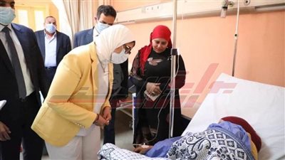 وزيرة الصحة تزور مصابي حادث قطار طوخ بمستشفى بنها للتأمين الصحي