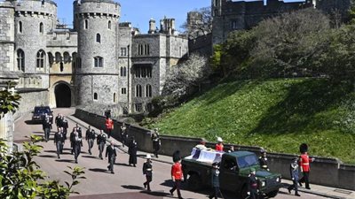 عاجل| مراسم تشييع جثمان زوج ملكة بريطانيا.. والملكة تظهر في الجنازة