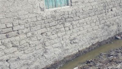 مياه الصرف الصحي تهدد المنازل بالانهيار بإحدى قرى أبو كبير.. (صور)