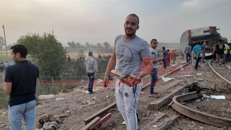 الأهالي يوزعون التمور