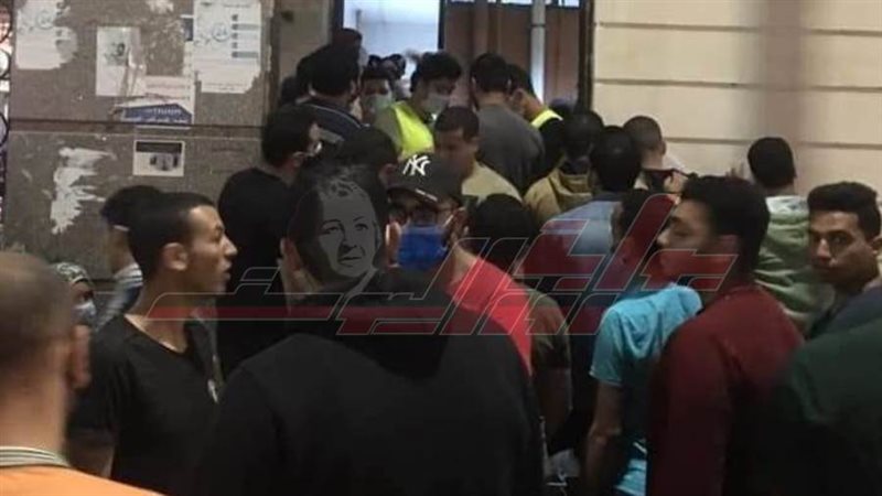 الشباب يتوافدون للتبرع