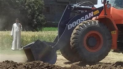 إزالة حالتي تعد على الاراضي الزراعية بمدينة ارمنت بالأقصر