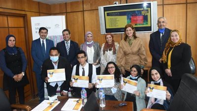 طلاب الفنون التطبيقية يبتكرون تصميمات جديدة على المنسوجات