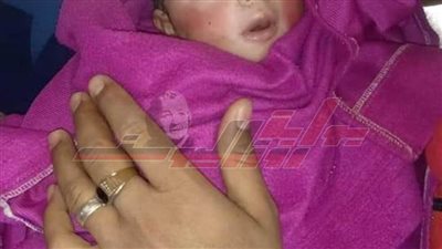 العثور على طفلة حديثة الولادة ملقاة داخل صندوق قمامة