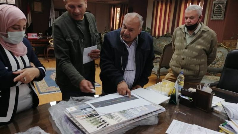 نائب المحافظ تستمع