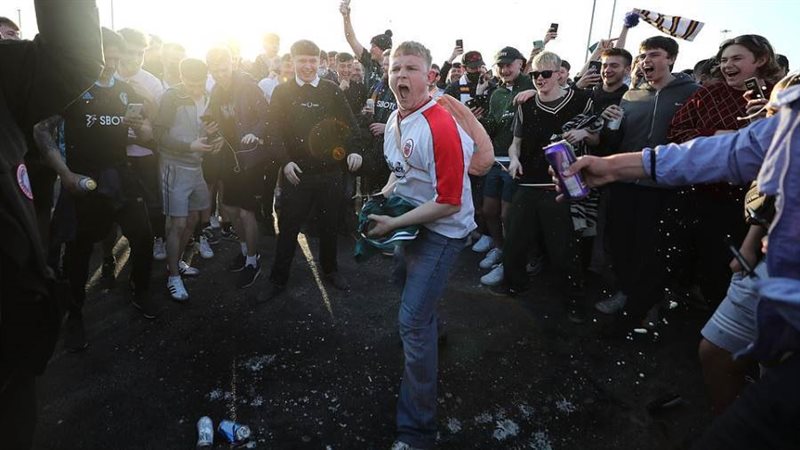 متظاهرو كرة القدم