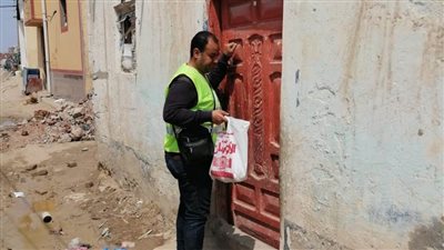 حياة كريمة.. ذبح وتوزيع 10 عجول وتوزيعها على الأسر الأولى بالرعاية