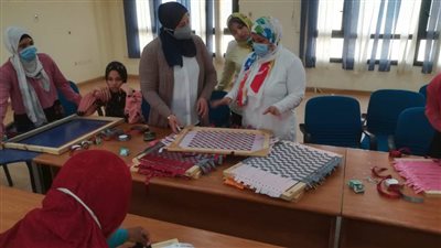 قومي المرأة بالمنيا يدرب عددا من الفتيات والسيدات على المهن والحرف بقري 