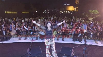 دينا الوديدي تجذب قلوب جمهورها على مسرح النافورة بدار الأوبرا 